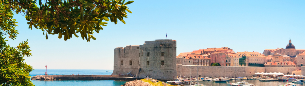 Kroatische Küste mit kristallklarem Wasser und historischer Stadt Dubrovnik im Hintergrund